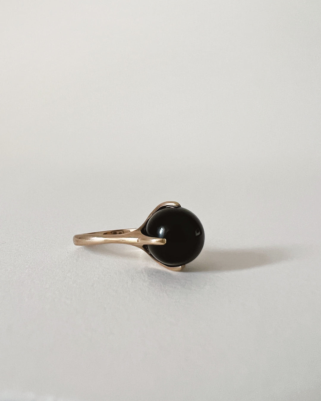 STATEMENT SPHERE ONYX RING, 9CT GOLD