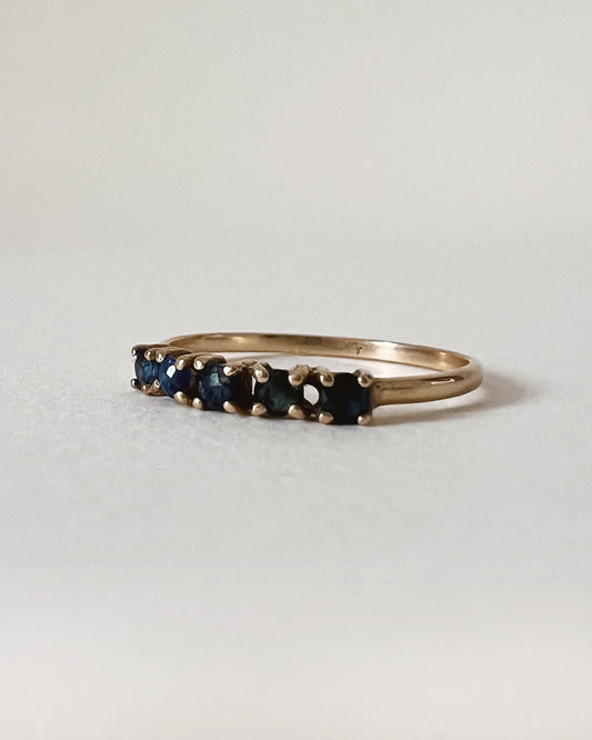 FINE VINTAGE SAPPHIRE ETERNITY RING, 9CT GOLD