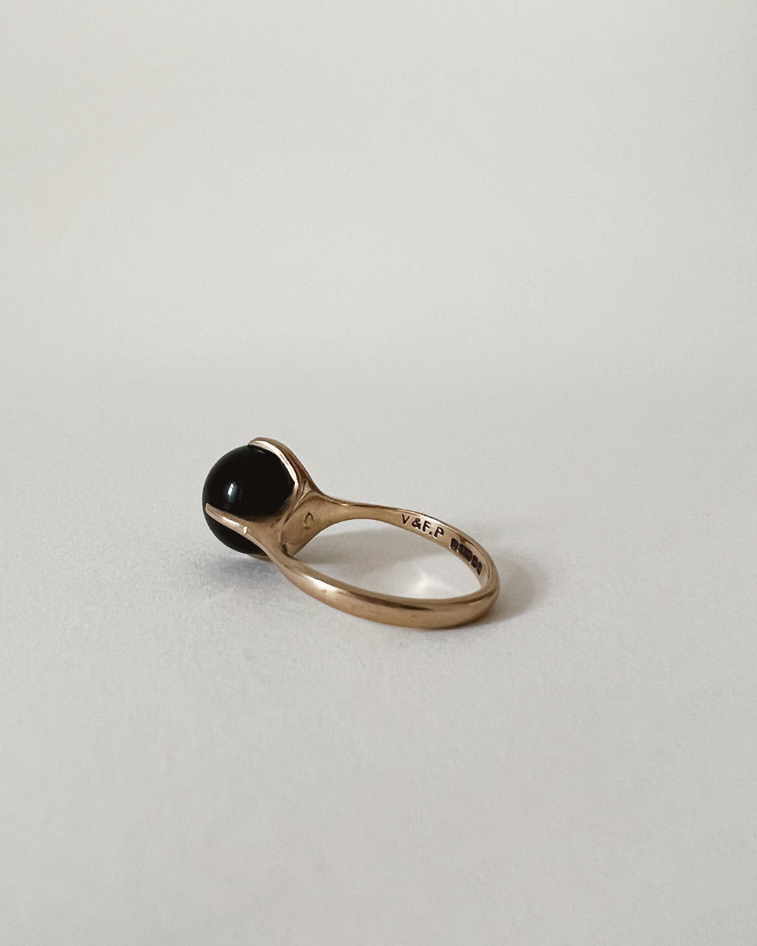 STATEMENT SPHERE ONYX RING, 9CT GOLD