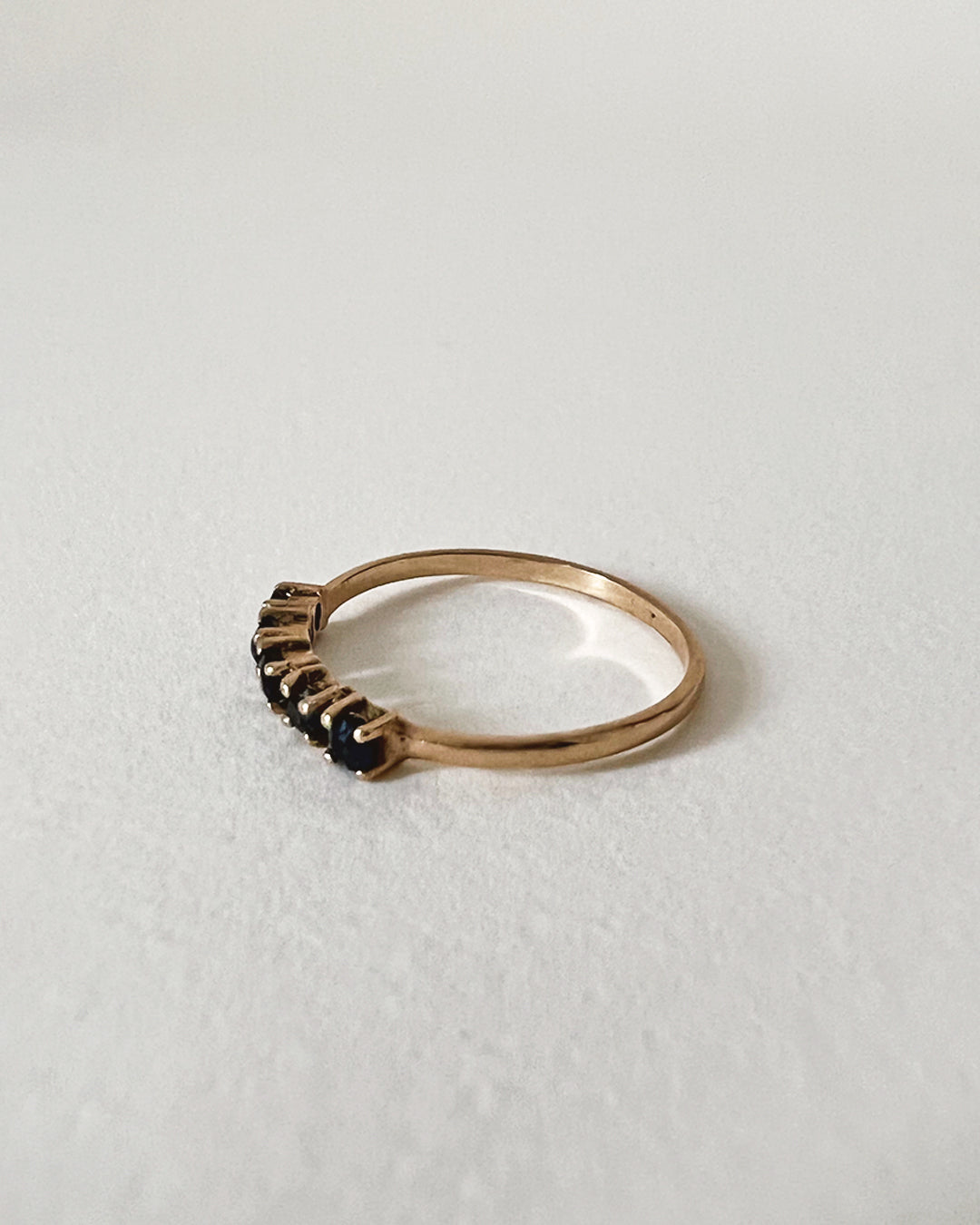 FINE VINTAGE SAPPHIRE ETERNITY RING, 9CT GOLD